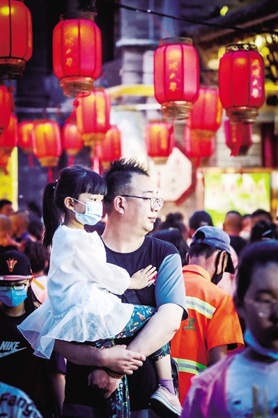 赏夜景 享美食 品特色 购所需 夜，青城『烟火气