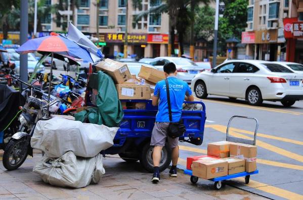 智能快递柜收费常态化！“两通一达” 自有快递