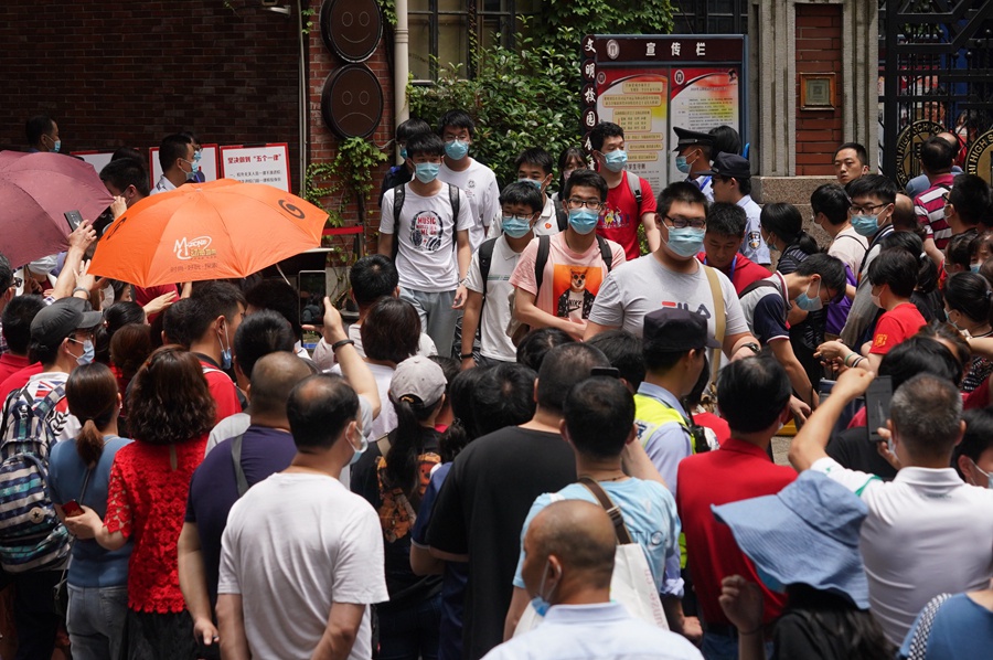 全国高考首场考试结束 考生走出考场