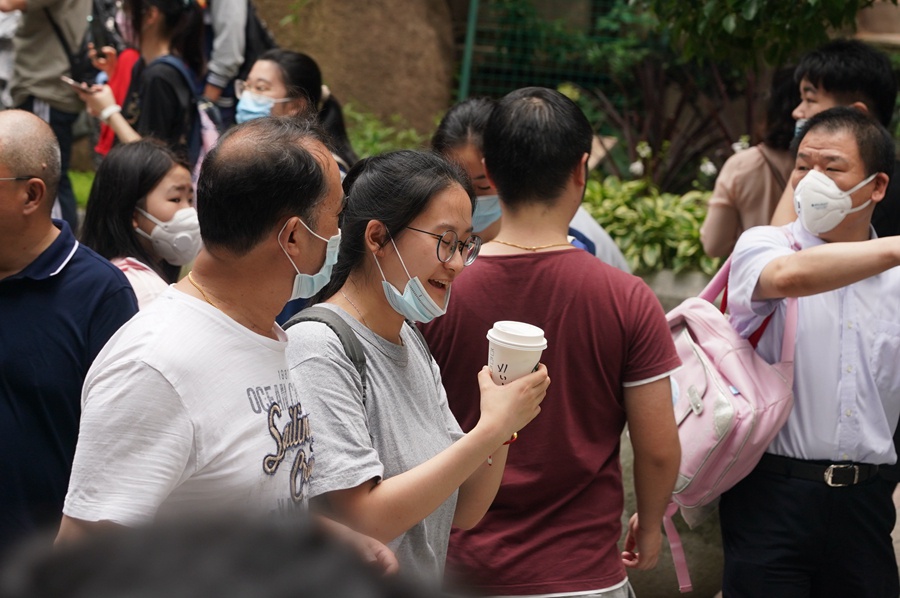 全国高考首场考试结束 考生走出考场