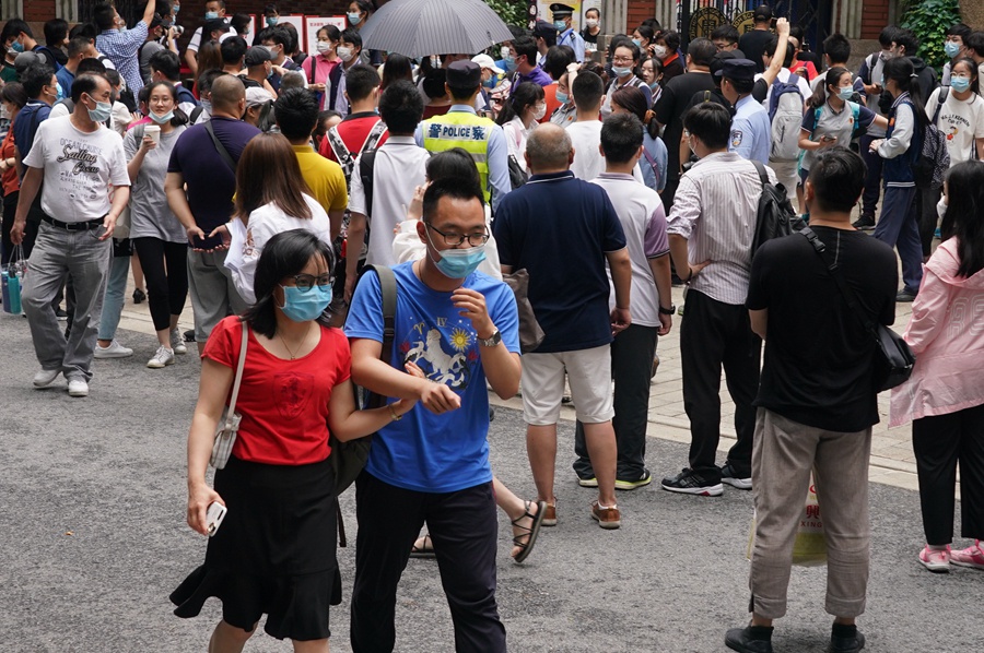 全国高考首场考试结束 考生走出考场