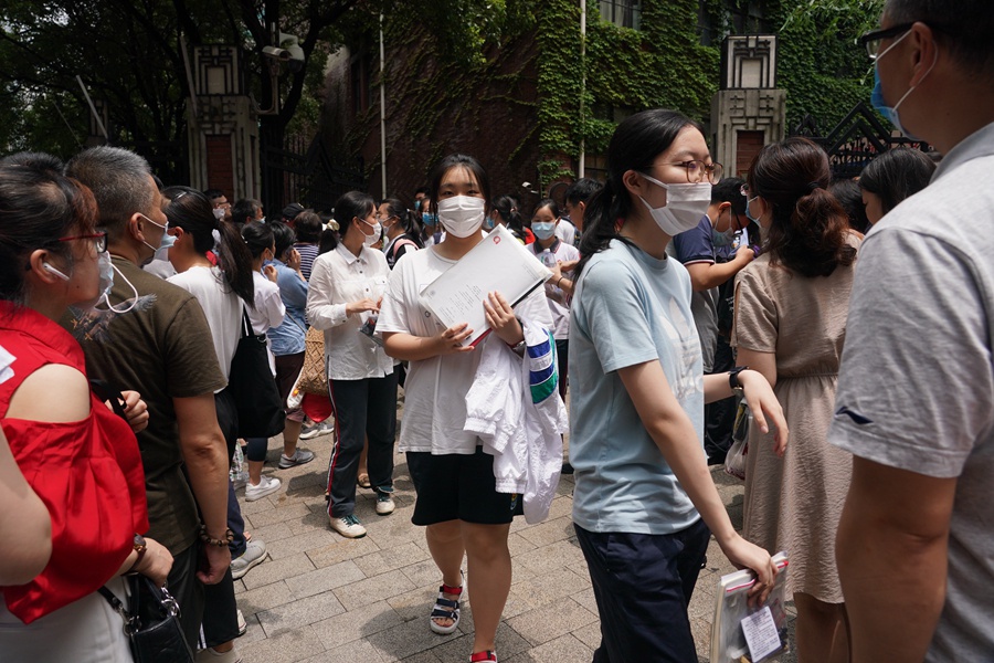 全国高考首场考试结束 考生走出考场