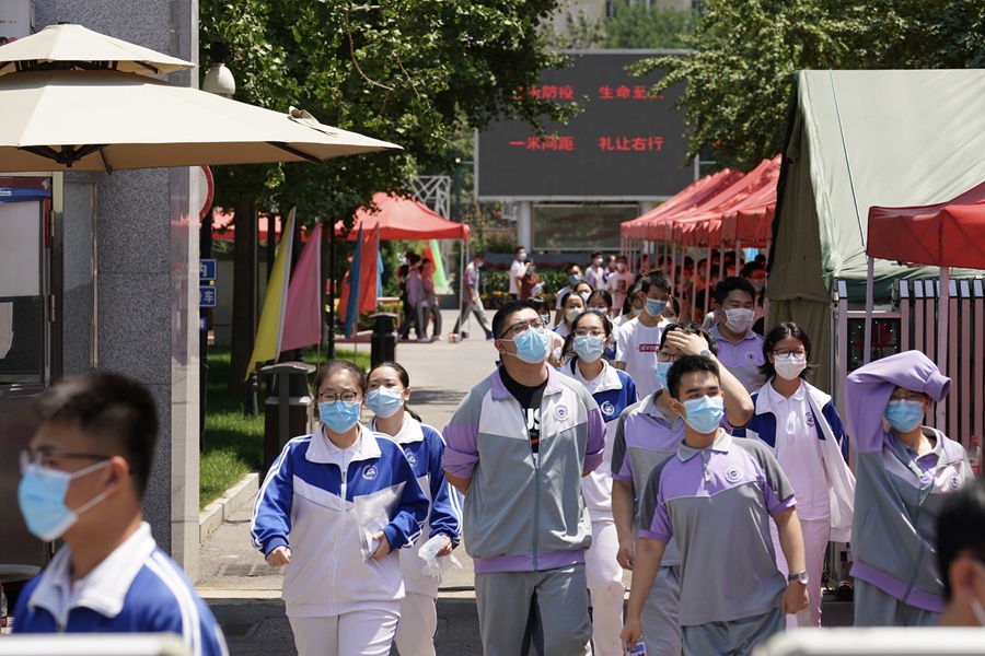 全国高考首场考试结束 考生走出考场