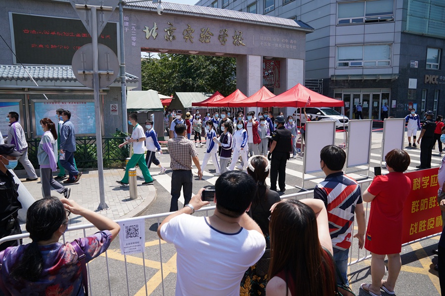 全国高考首场考试结束 考生走出考场