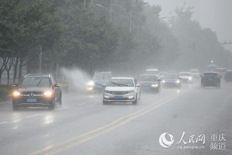 7月10日下午，重庆两江新区突降暴雨，市民驾车在雨中前行。邹乐 摄