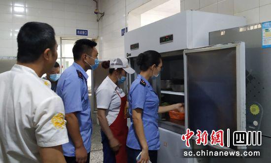 严格监管学校食品安全（荣县市场监管 供图）