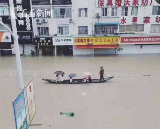 视频｜暴雨高三学生坐船去考试 歙县:上午语文考试取消