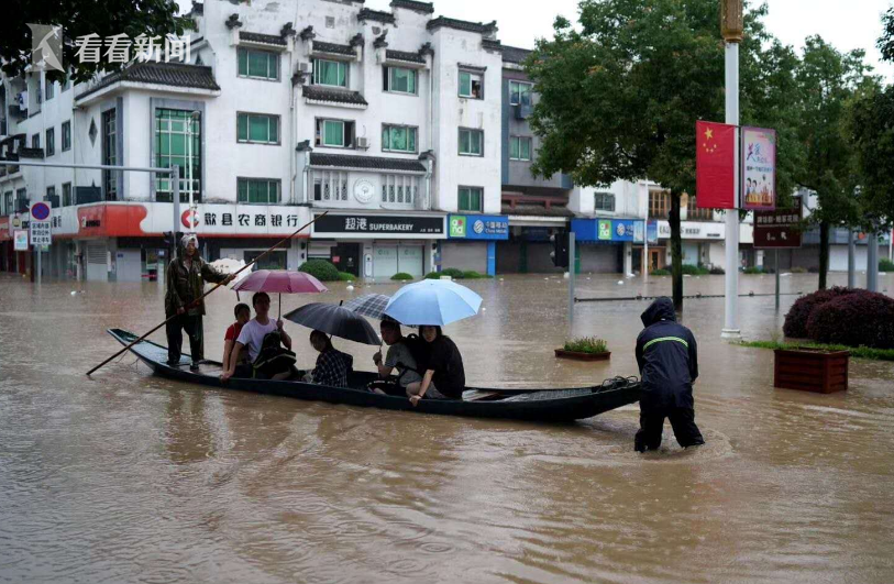 视频｜暴雨高三学生坐船去考试 歙县:上午语文考试取消